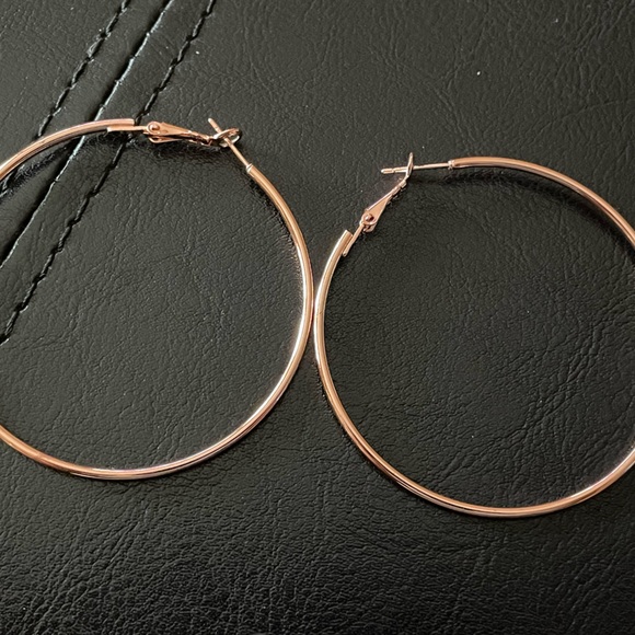 🔥2 for$10🔥Rose Gold Color Hoop Earrings - Picture 1 of 3